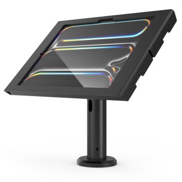 Seitenansicht des Compulocks Rise Tischhalters für iPad Pro, mit einem winkelmontierten Tablet in Schwarz.