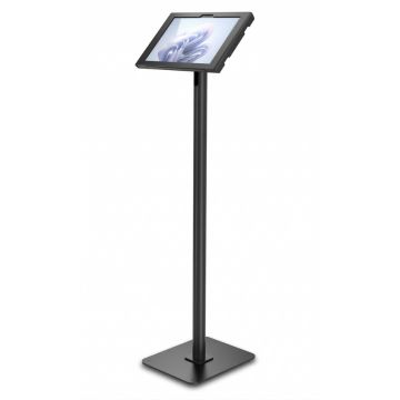 Seitenansicht des schwarzen Compulocks Swift Apex Bodenständers für Microsoft Surface Pro 11, mit einem Tablet im 45-Grad-Winkel.