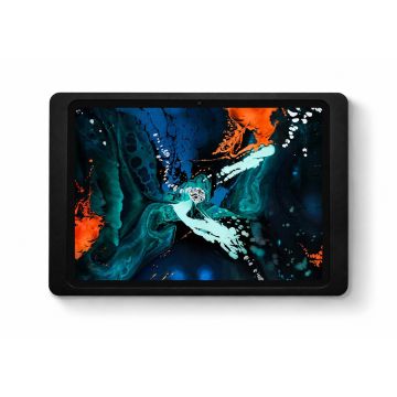 Detailansicht des Displine Companion Wall 2.0 Wandhalters mit iPad Air 11 Zoll, schwarz, mit buntem Hintergrund.