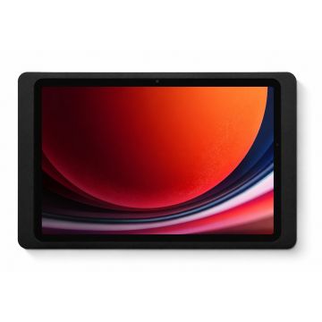 Nahaufnahme der Wandhalterung Displine Companion Wall 2.0 mit dem Samsung Galaxy Tab A9+ in Schwarz, mit Fokus auf Bildschirm und Rahmen.