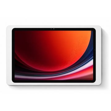 Draufsicht auf die Wandhalterung Displine Companion Wall 2.0 mit einem Samsung Galaxy Tab A11+ im Einsatz, mit farbigem Hintergrund.