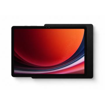 Detailansicht der Displine Companion Wall Home Wandhalterung mit Samsung Galaxy Tab A9+ in Schwarz, mit Fokus auf den Bildschirm und die Wandhalterung.