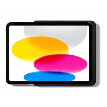 Detailansicht des Displine Dame Wall Home 2.0 Wandhalters mit iPad 10,9 Zoll, schwarz, mit buntem Hintergrund.