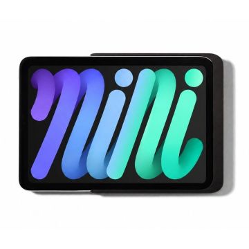 Detailansicht der Displine Dame Wall Home 2.0 Wandhalterung mit iPad Mini 7 in Schwarz, mit Fokus auf Montage und Design.
