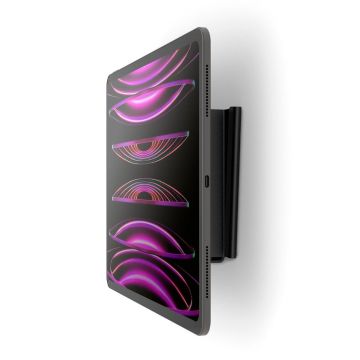 Seitenansicht des Compulocks Invisible Wandhalters mit angebrachtem Tablet, sichtbar in einer modernen Umgebung.