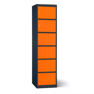 Seitenansicht des Lockeel-Batterieladeschranks mit 6 Fächern und Schlüsselschloss, mit auffälligen orangefarbenen Türen.