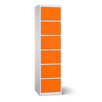 Seitenansicht des Lockeel-Batterieladeschranks mit sechs orangefarbenen Fächern und Schlüsselschloss.