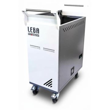 Seitenansicht des LEBA NoteCart TopFit 20 Slim USB-C-Ladewagens mit offener Oberseite und sichtbaren Ladefächern.