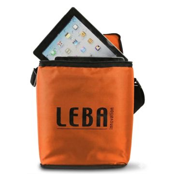 Offene LEBA NoteBag-Tasche mit sichtbarem Tablet in leuchtendem Orange.