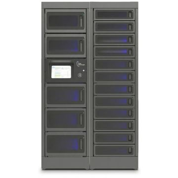 Vorderansicht des modularen Ladeschranks PT-PRO-17 von Power Technologies mit offenen Fächern und Kontrollbildschirm.