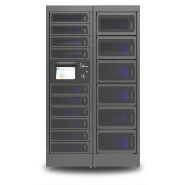 Vorderansicht des modularen Ladeschranks PT-PRO-16 von Power Technologies mit offenen Fächern und Kontrollbildschirm.