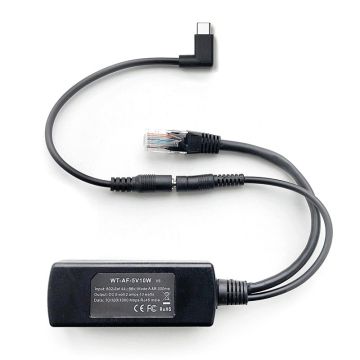 Detailansicht des Smart Things sCharge PoE 4856 Splitters mit USB-C-Kabel, inklusive Anschlüssen und Kabelmanagement.