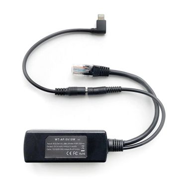 Detailansicht des Smart Things sCharge PoE 4856 Splitters mit Lightning-Kabel, mit sichtbaren Anschlüssen und Kabelmanagement.