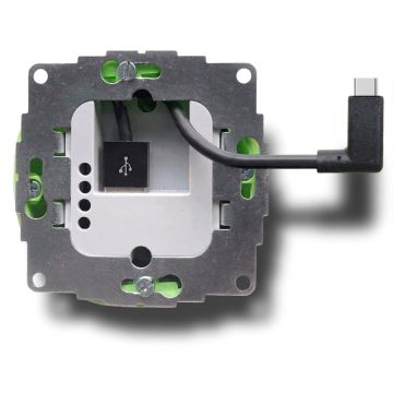 Detailansicht des Smart Things sCharge USB-A Einbau-Netzteils mit sichtbarem USB-C-Kabel und Anschlüssen.