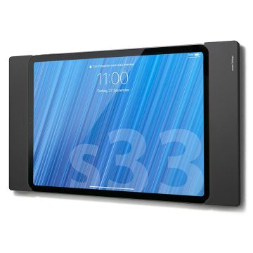 Seitenansicht des Smart Things sDock Fix Wandhalters für iPad Air 11 Zoll, montiert an der Wand mit einem genutzten iPad.
