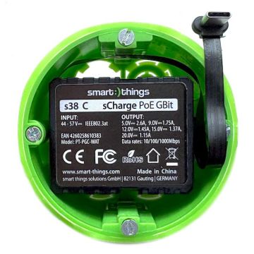 Detailansicht des Smart Things sCharge PoE GBit-Moduls mit sichtbarem USB-C-Anschluss und grünem Gehäuse.