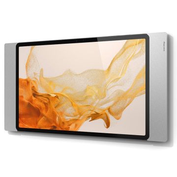 Seitenansicht der Smart Things sDock Fix Wandhalterung für Samsung Galaxy Tab S9+ in Silber, an der Wand montiert mit einem Tablet darin.
