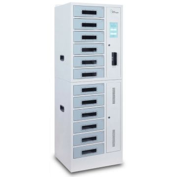 Seitenansicht des Power Technologies Ladespindes SC-LOCKER-12 mit 12 Fächern und RFID-Schloss, geschlossen und ohne sichtbare Kabel.