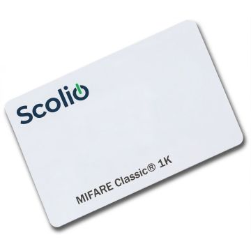 Nahaufnahme der Scolio RFID-Benutzerkarte mit deutlich sichtbarem Logo und MIFARE Classic 1K-Text.