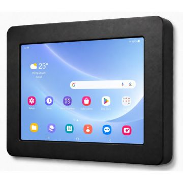 Seitenansicht der Torvik Shield-Wandhalterung mit einem Samsung-Tablet, deutlich sichtbar im Einsatz.