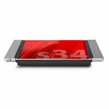 Seitenansicht des Smart Things sDock Fix Tischständers für iPad Pro 13 Zoll, mit silberner Oberfläche und einem iPad im Einsatz.
