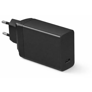 Seitenansicht des schwarzen Torvik 65W USB-C-Adapters mit EU-Stecker, mit sichtbarem USB-C-Anschluss.