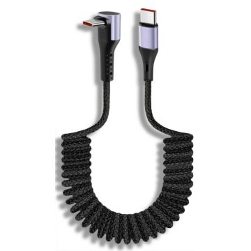 Detailansicht des Torvik USB-C-zu-rechtwinkligen USB-C-Spiralladekabels mit schwarzem, geflochtenem Design und rechtwinkligen Anschlüssen.